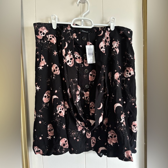 🆕 Torrid Mini Challis Skull Skirtall size 1 - Picture 4 of 9